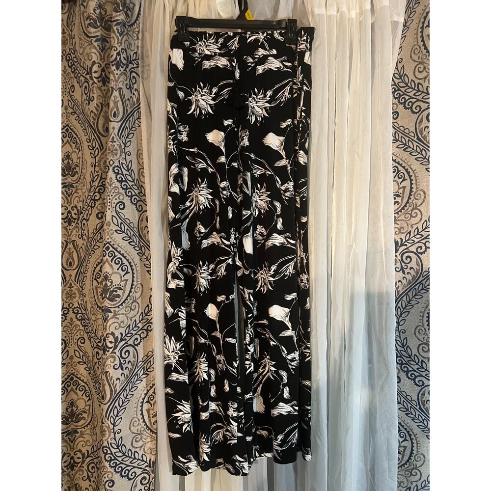 White Label Black Market Floral Wide Leg Pants with pockets